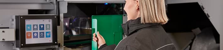 Donne addette alla manutenzione davanti alla macchina reverse vending TOMRA R1