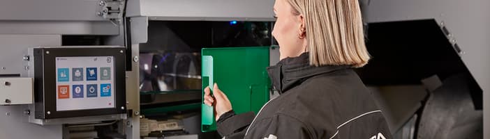 Service women in front of TOMRA R1 reverse vending machine