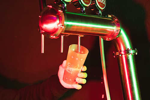 Pouring of a drink in a CopoMais reusable cup