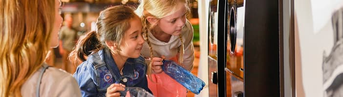 Kids looking inside the TOMRA T9