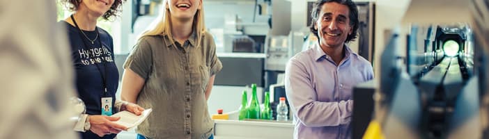 Personer på arbejde, der samarbejder med topledere