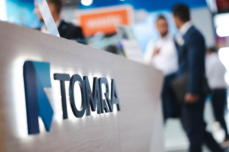 TOMRA-Logo an der Empfangswand