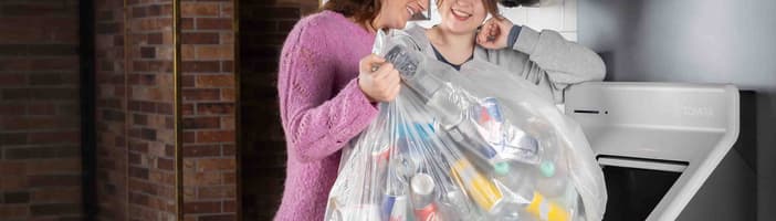 Two teenage girls returning containers at TOMRA R2 in store