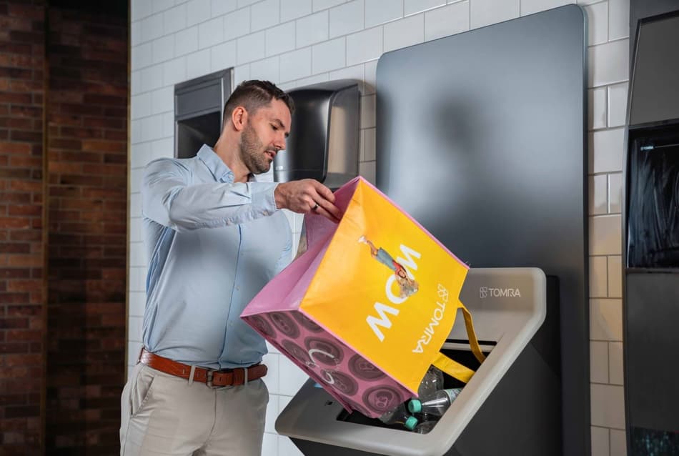 TOMRA R2 reverse vending machine