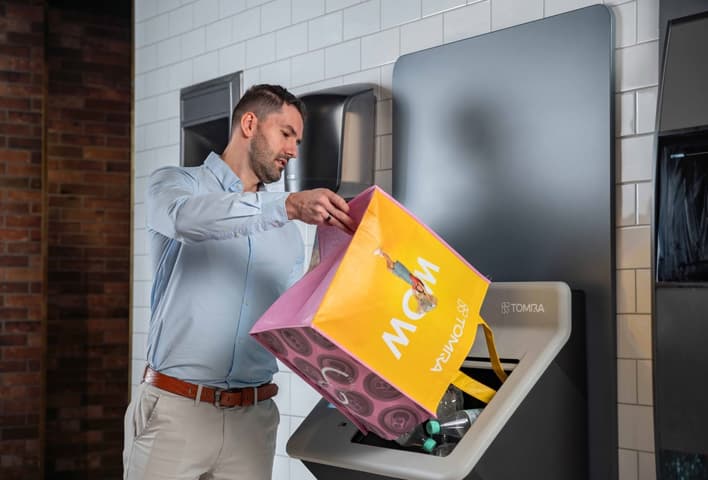 TOMRA R2 reverse vending machine