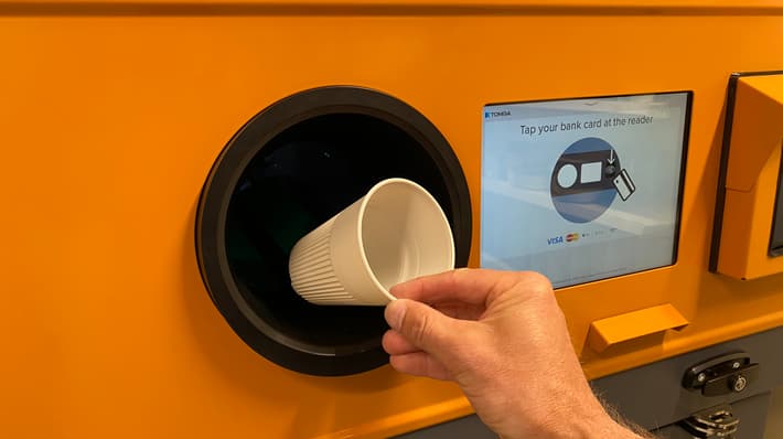 Reusable cup being returned in a specially designed TOMRA RVM