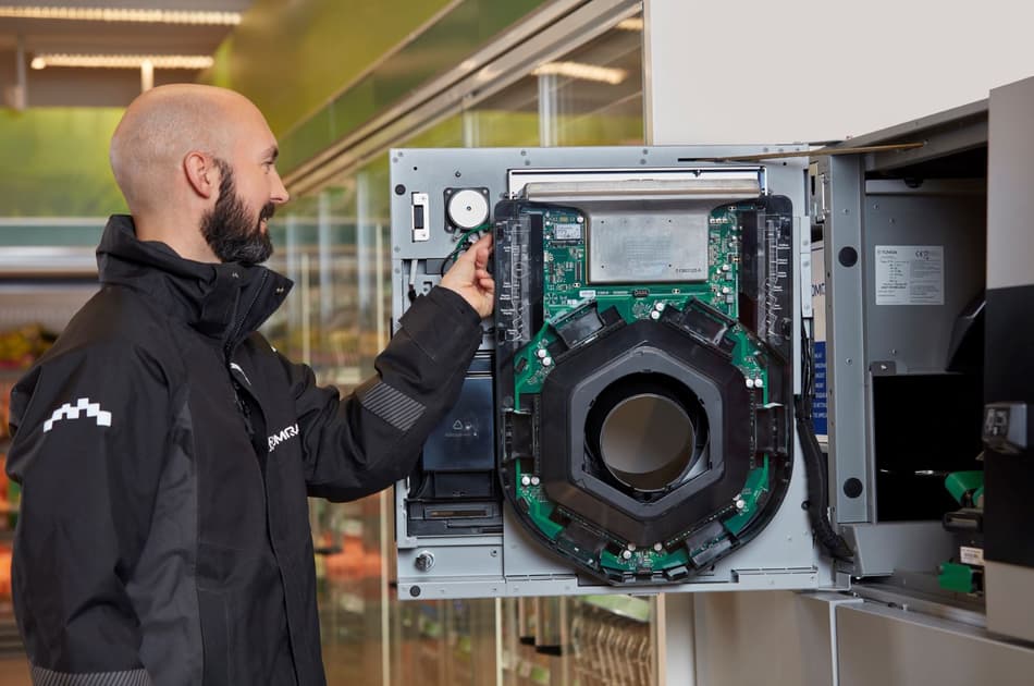 Image of TOMRA service technician with TOMRA T70