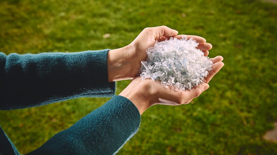 Holding white recyclate