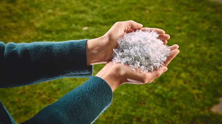 Holding white recyclate