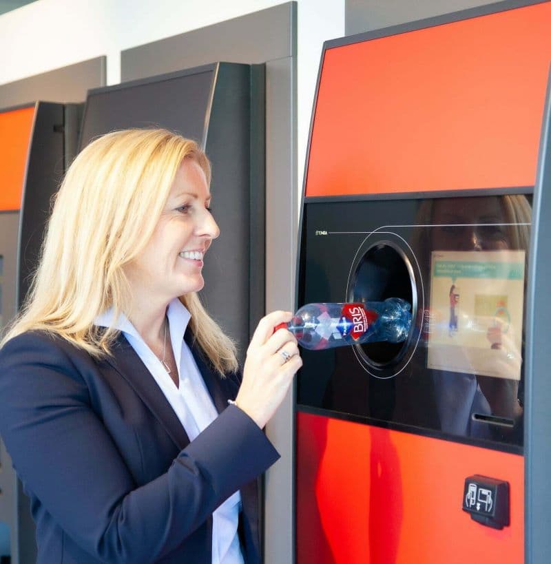 TOMRA CEO returns drink container to TOMRA reverse vending machine