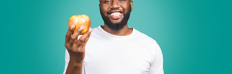 Hombre sujetando manzana
