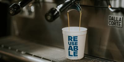 kaffe, der brygges i en genanvendelig kop