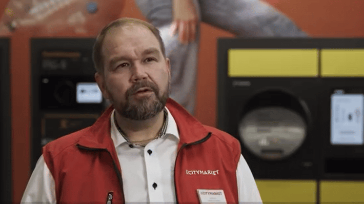 Photo du responsable du magasin K-Citymarket avec le TOMRA R1