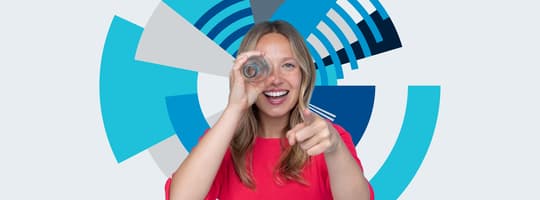 Žena se dívá do prázdné lahve před TOMRA Orbit