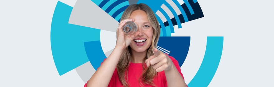 Nainen katselee tyhjän pullon läpi