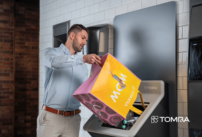 TOMRA R2 man pouring empties