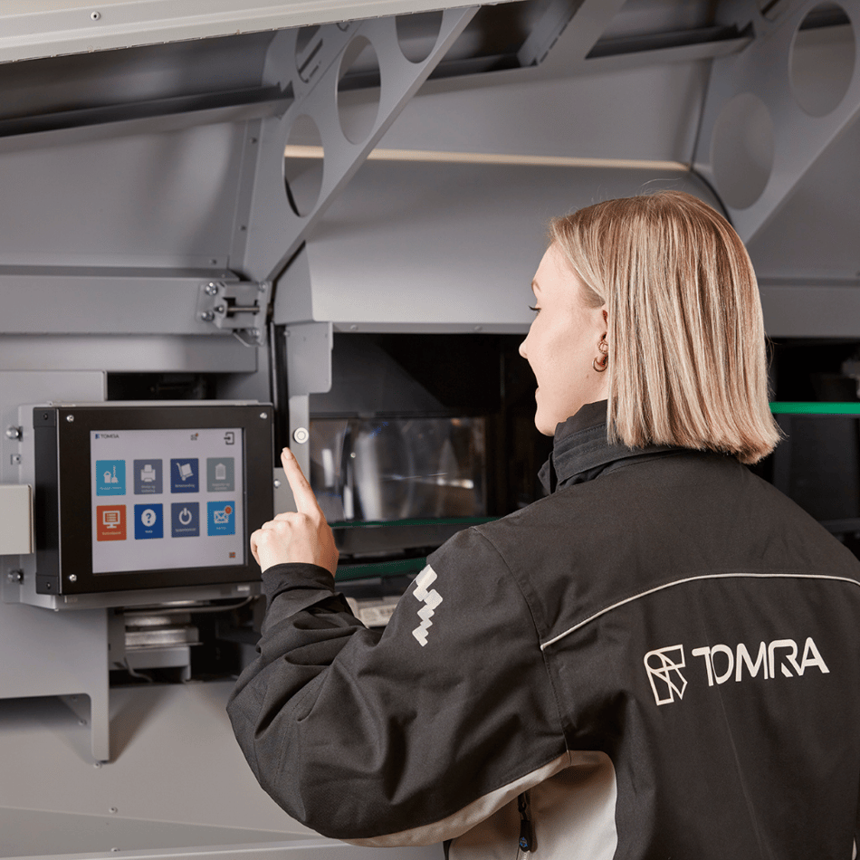 Servicetekniker, der tjekker R1